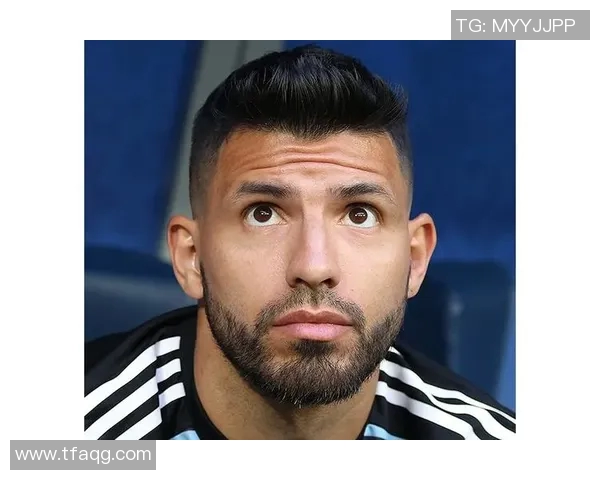 发型酷炫的足球明星男孩展现青春活力与运动魅力